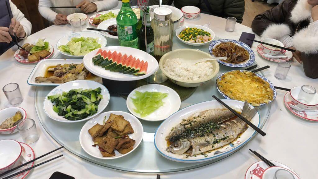 Đoàn thưởng thức bữa tối tại nhà hàng