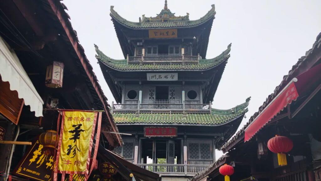 Bức tường thành sừng sững của Thành cổ Tùng Phan