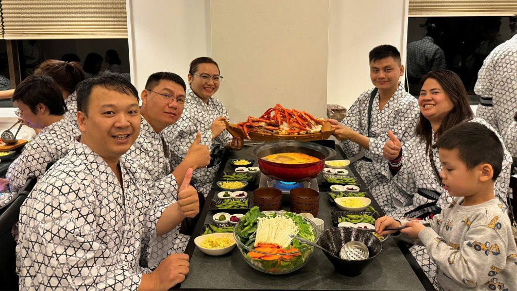 Bữa tối ấm cúng tại nhà hàng trong tour Nhật Bản