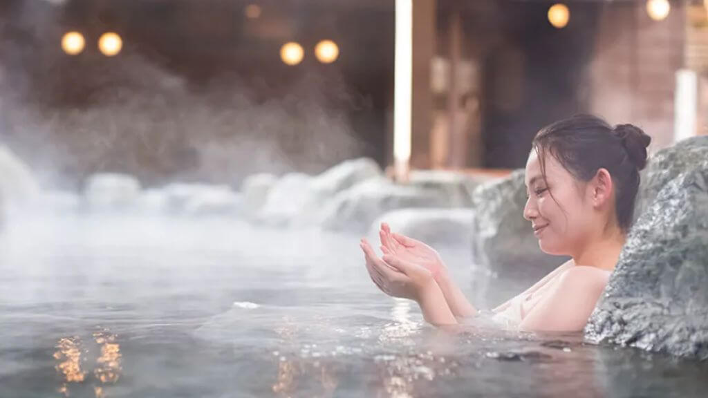 Đoàn trải nghiệm tắm Onsen tại khách sạn