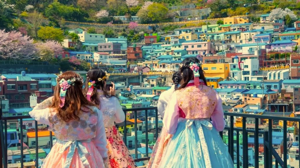 Du khách check in tại Làng văn hóa Gamcheon Culture Village