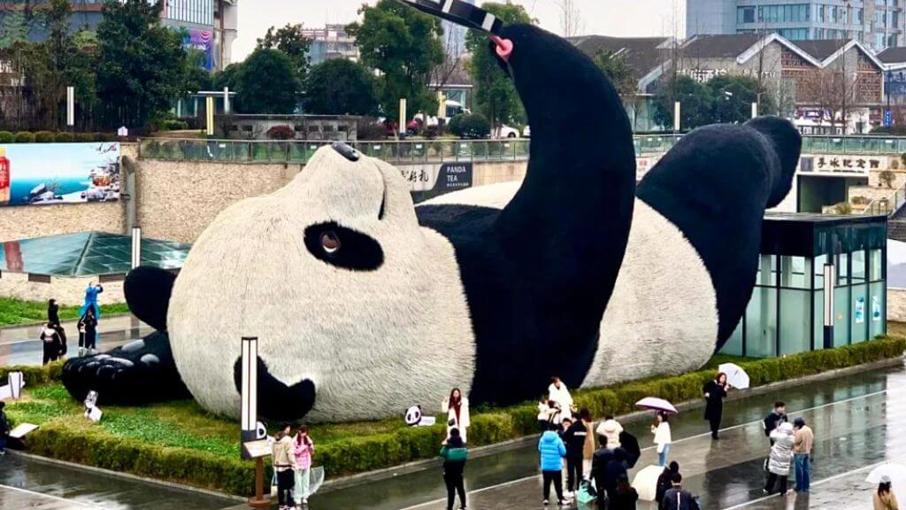 Điểm check in nổi tiếng với tượng gấu trúc khổng lồ độc đáo giữa lòng Đô Giang Yển