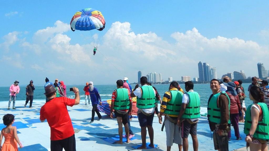Chơi dù lượn tại Đảo Coral