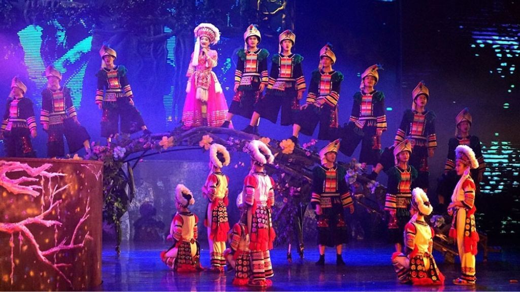 Quý khách có thể đăng ký đi xem show diễn đặc sắc Rạng Rỡ Rương Tây