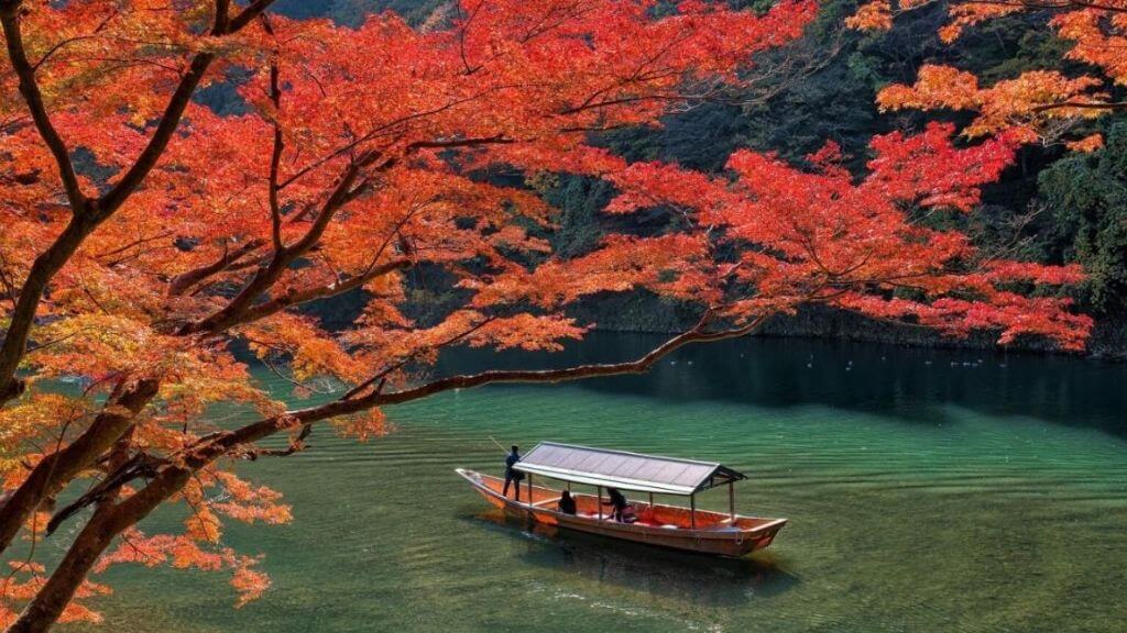 Blue Pond mùa lá đỏ đẹp như tranh vẽ