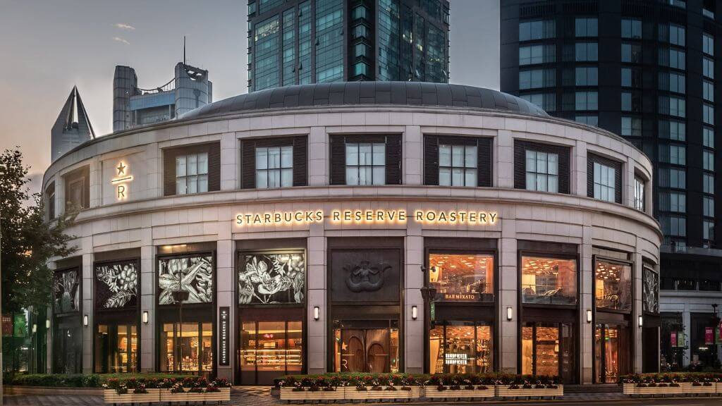 Check in bên ngoài Starbucks Reserve Roastery