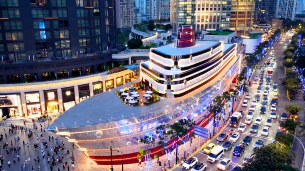 LV Boat sang chảnh lung linh về đêm