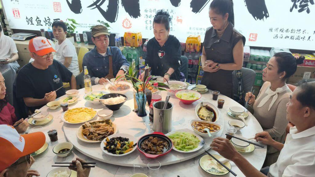 Bữa ăn đầy đặn trong tour Trung Quốc tại Vietpower