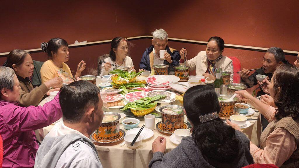Đoàn tận hưởng bữa tối ngon miệng tại nhà hàng