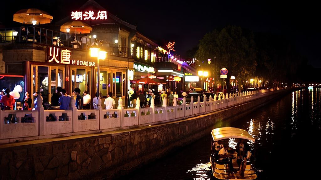 Phố Bar Hậu Hải – khu phố đêm sôi động ven hồ nổi tiếng.