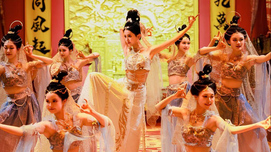 Những vũ công trong điệu múa cổ điển uyển chuyển tái hiện vẻ đẹp thịnh thế đầy mê hoặc.
