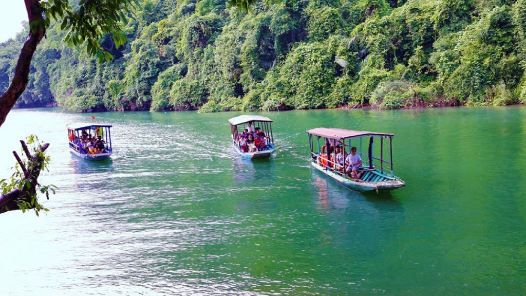 Dạo Thuyền Trên Hồ Ba Bể