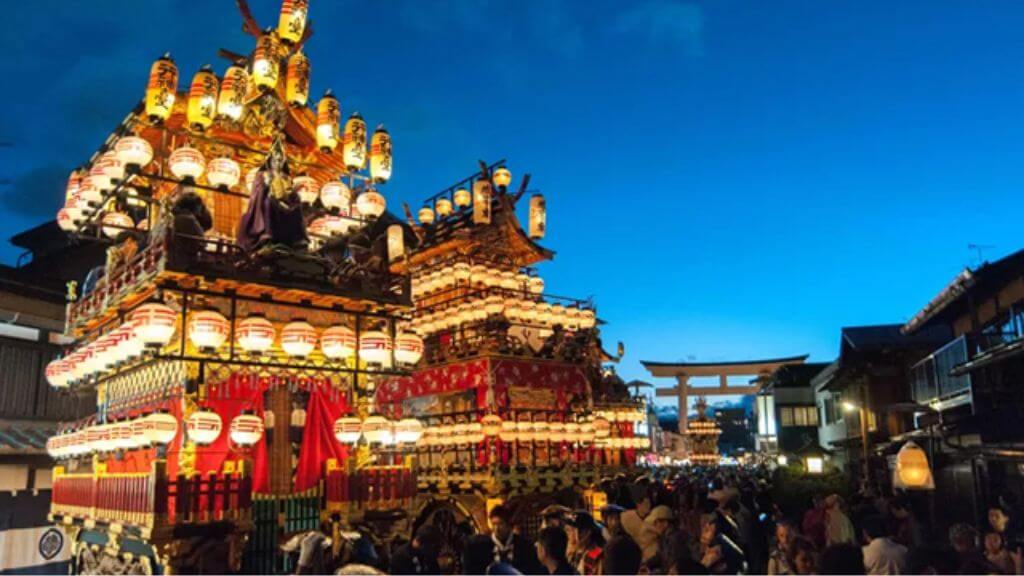 Takayama lung linh khi đêm xuống