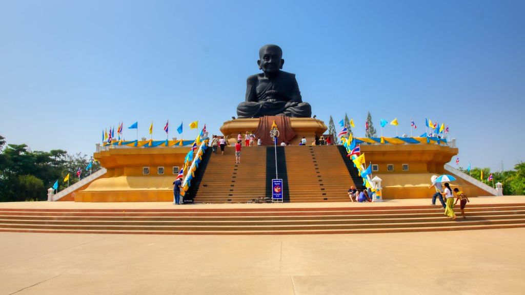 Chùa Wat Huay Mongkol linh thiêng