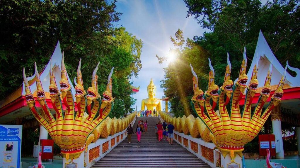 Ngôi chùa Wat Phra Yai nổi tiếng với tượng Phật cao hơn 18m