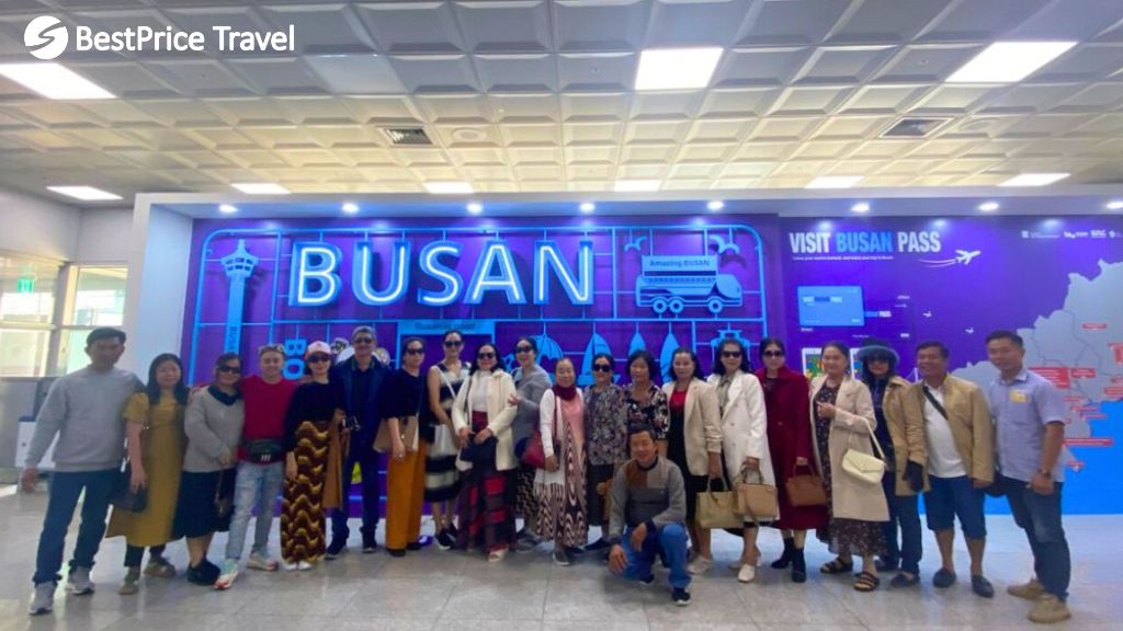 Du khách tham quan tháp Busan 83 tầng trong hành trình Hàn Quốc 6N5Đ