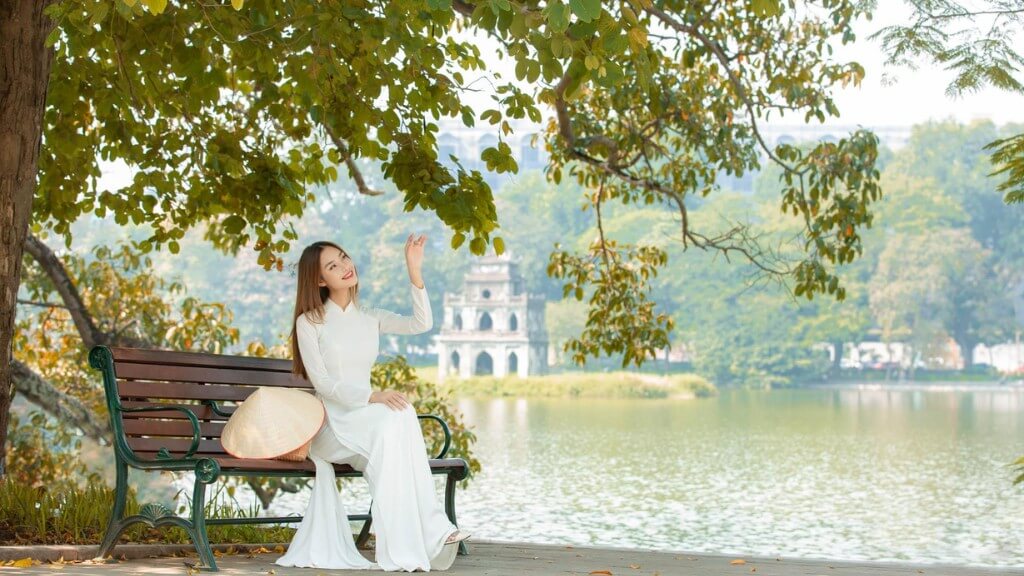 Check in áo dài thướt tha bên bờ Hồ Gươm