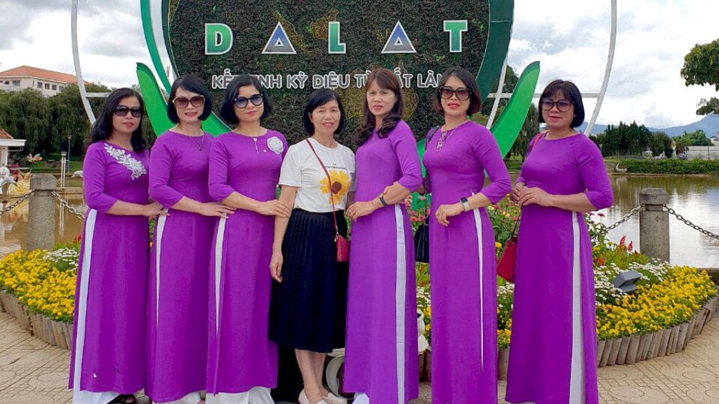 Đoàn du lịch check in tại Đà Lạt