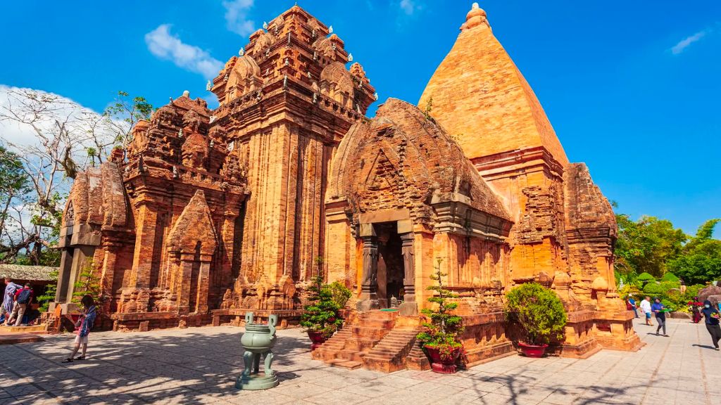 Tháp Bà Ponagar - một trong những tháp do người Chăm để lại