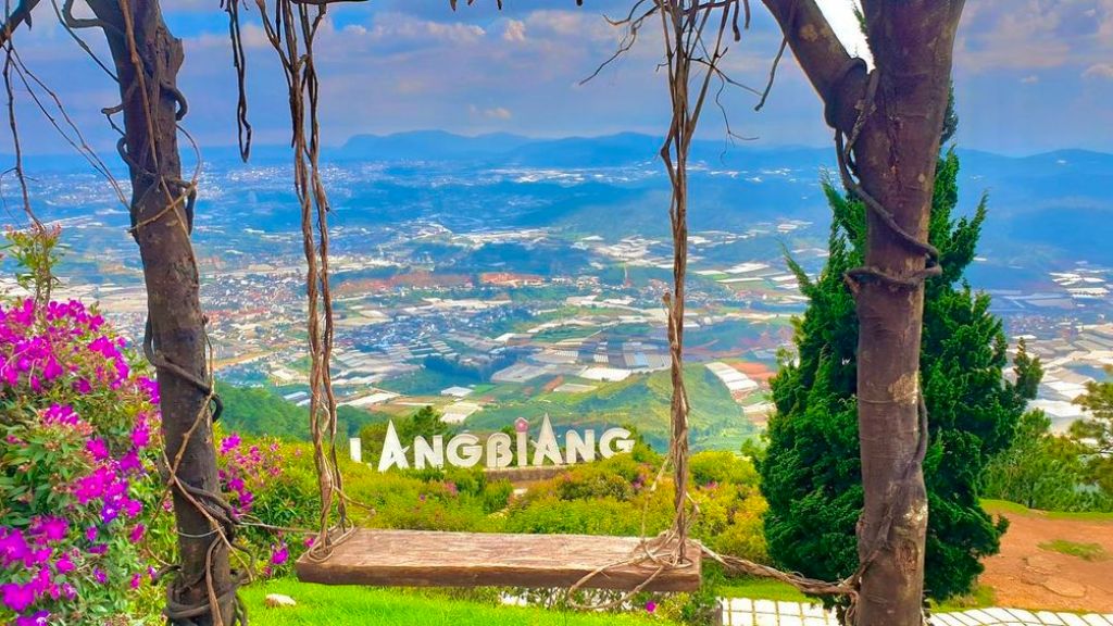 Chinh phục đỉnh LangBiang ngắm thành phố Đà Lạt