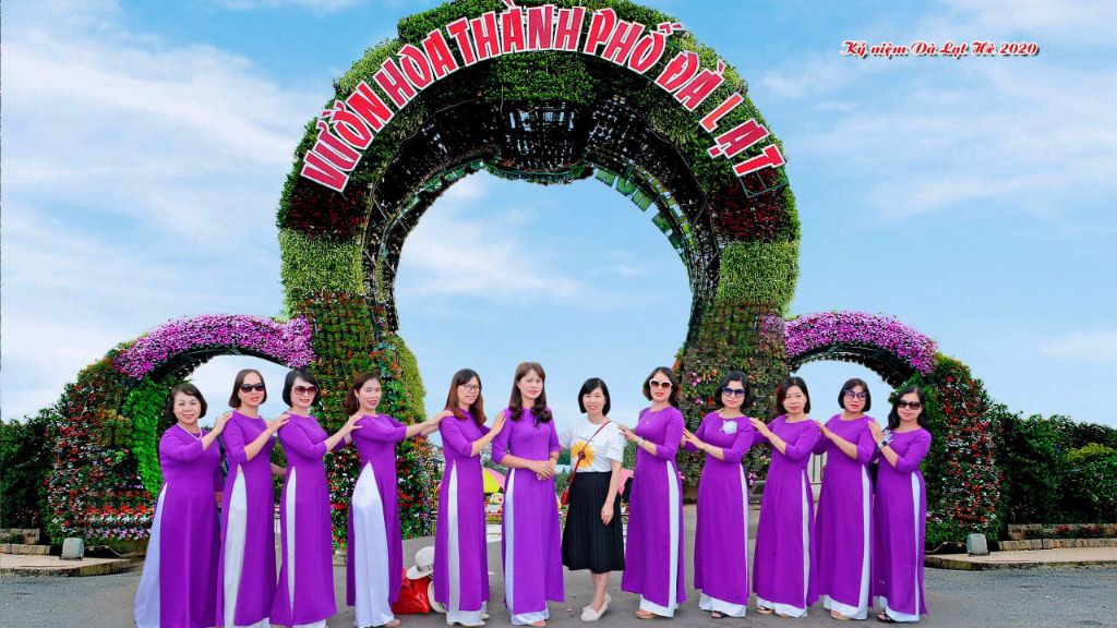 Đoàn check in tại vườn hoa thành phố