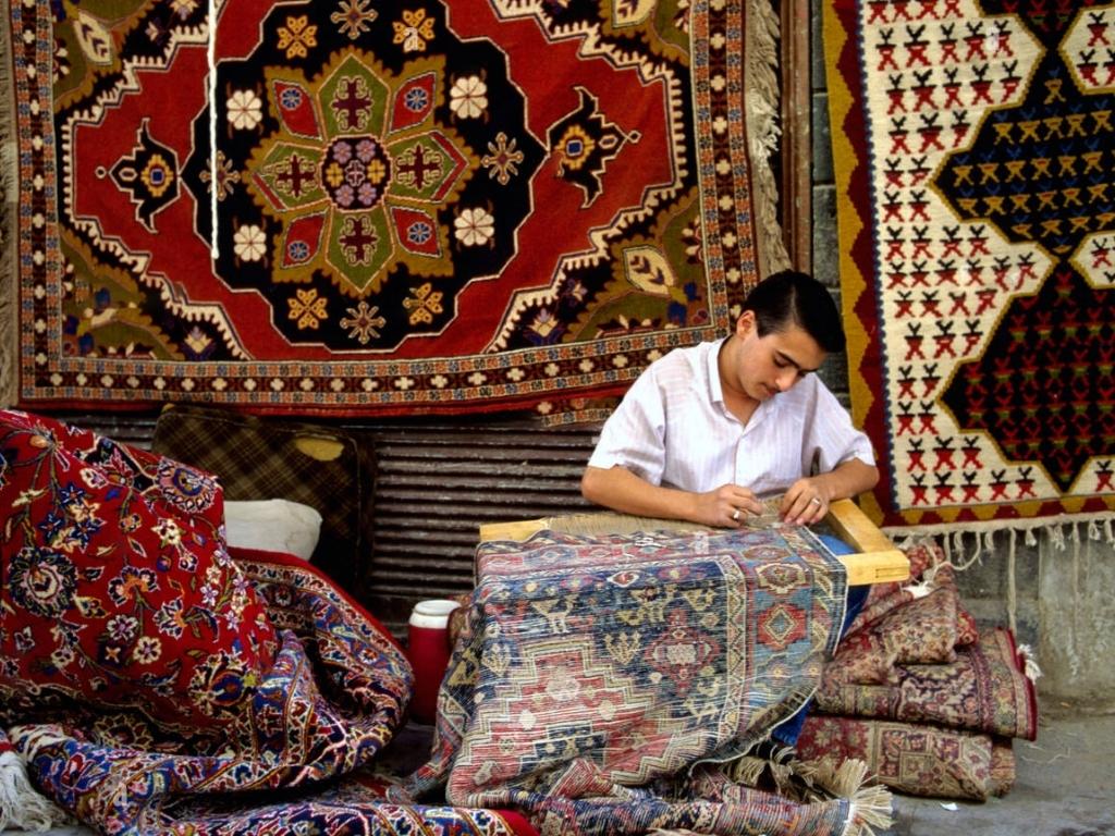 Du lịch Ấn Độ: Thợ làm thảm ở chợ Jaipur