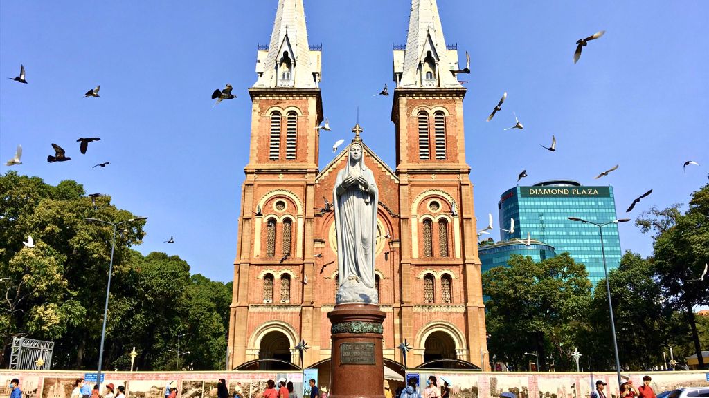 Khung cảnh bình yên tại Nhà thờ Đức Bà
