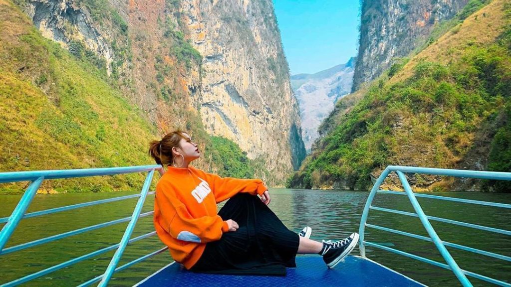 Trải nghiệm ngồi thuyền đi sông Nho Quế