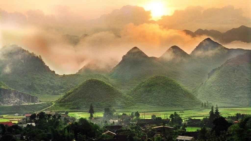 Núi đôi Quản Bạ hay còn gọi là Núi đôi Cô Tiên
