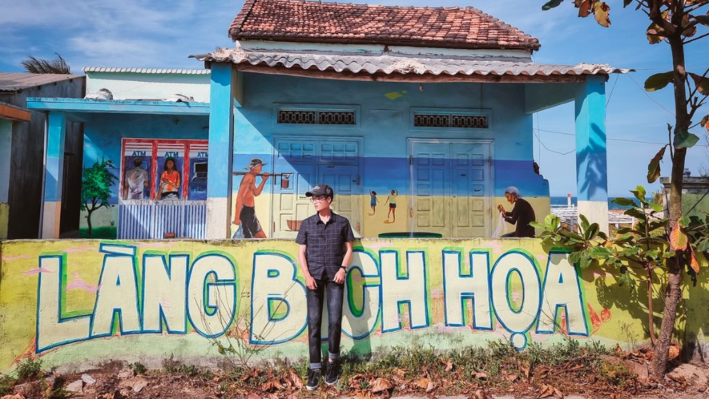 Khách du lịch Quảng Bình check in tại làng bích họa