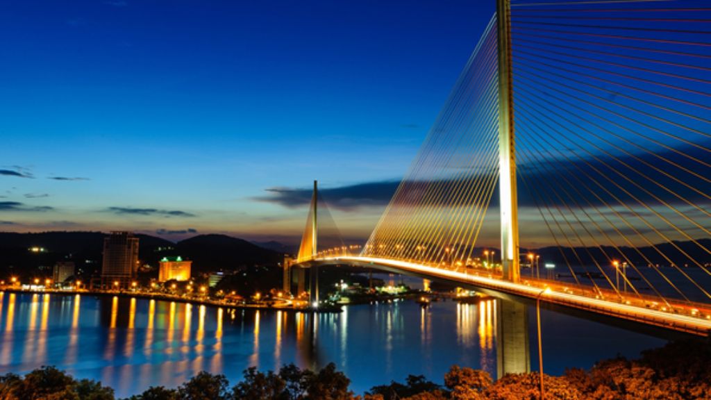 Chiêm ngưỡng cầu Bãi Cháy về đêm trong tour du lịch Hạ Long