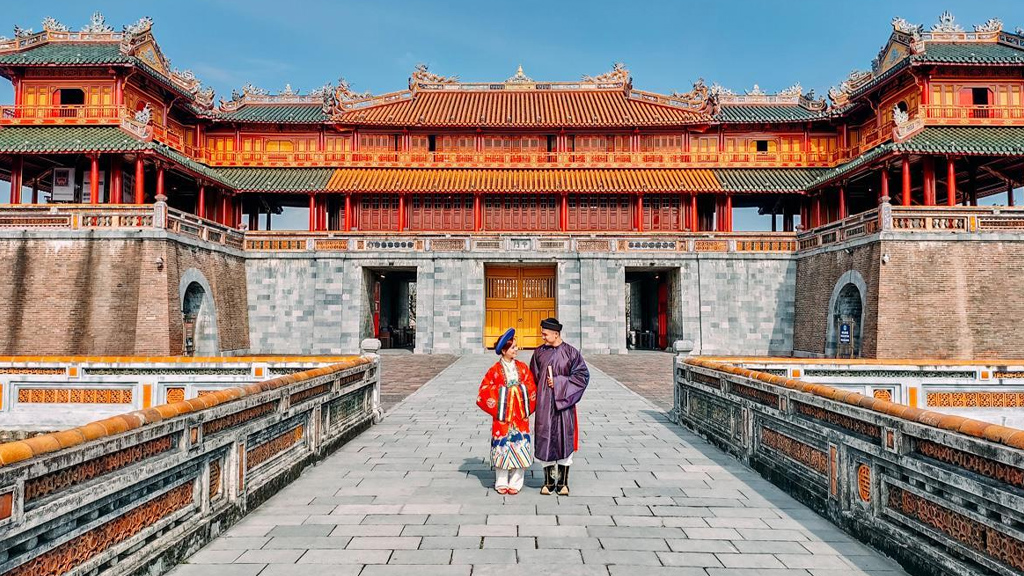 Đoàn tự do khám phá kinh thành Huế