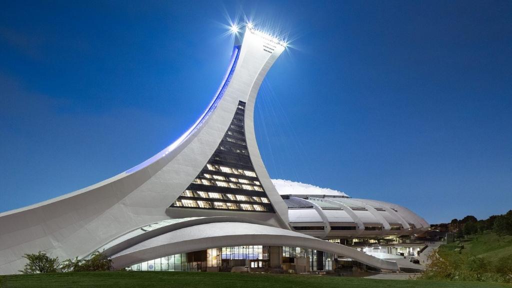 Tháp nghiêng La tour de Montreal với góc 45 độ