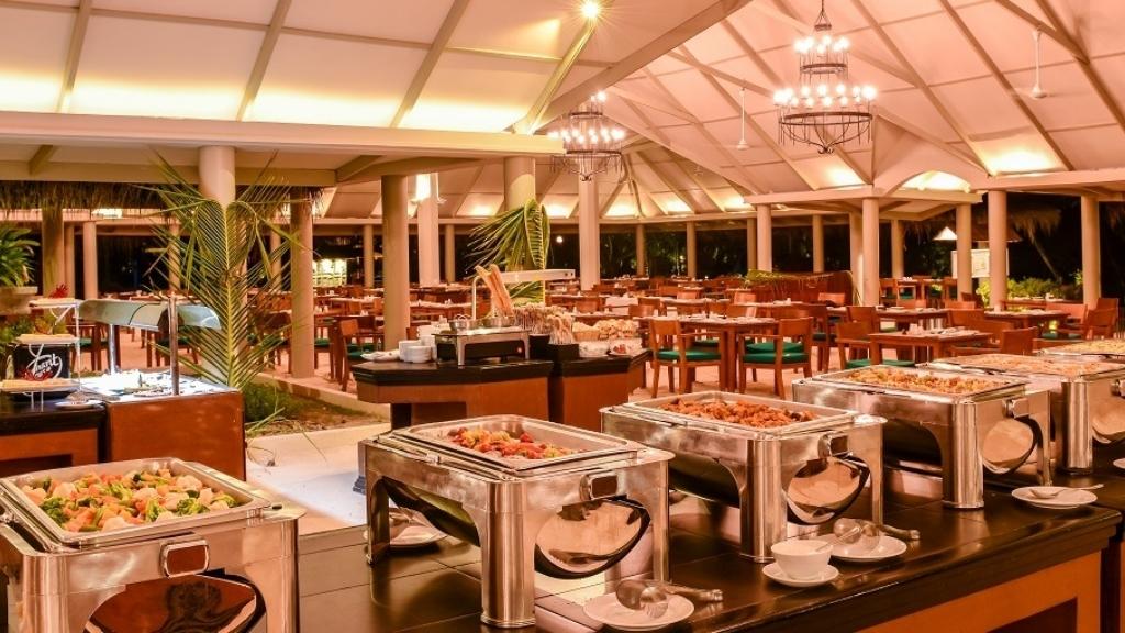 Thưởng thức bữa buffet tại Resort Adaaran Club Rannalhi