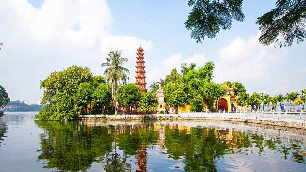 Tận hưởng không khí yên bình tĩnh lặng tại Chùa Trấn Quốc