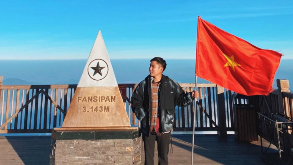 Du khách chinh phục đỉnh Fansipan