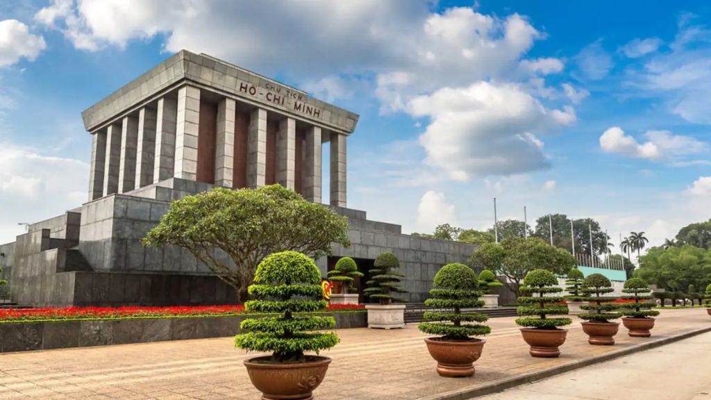 Tham quan lăng Bác trong tour du lịch miền Bắc