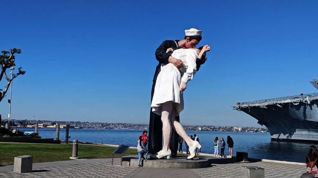 Bức tượng Unconditional Surrender biểu tượng hòa bình của San Diego
