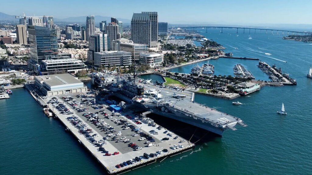 Tham quan bên ngoài USS Midway mẫu hạm huyền thoại của Hải quân Hoa Kỳ