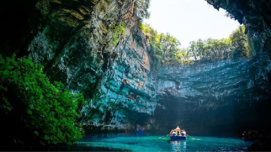 Tham quan Động Phong Nha trong tour du lịch Quảng Bình