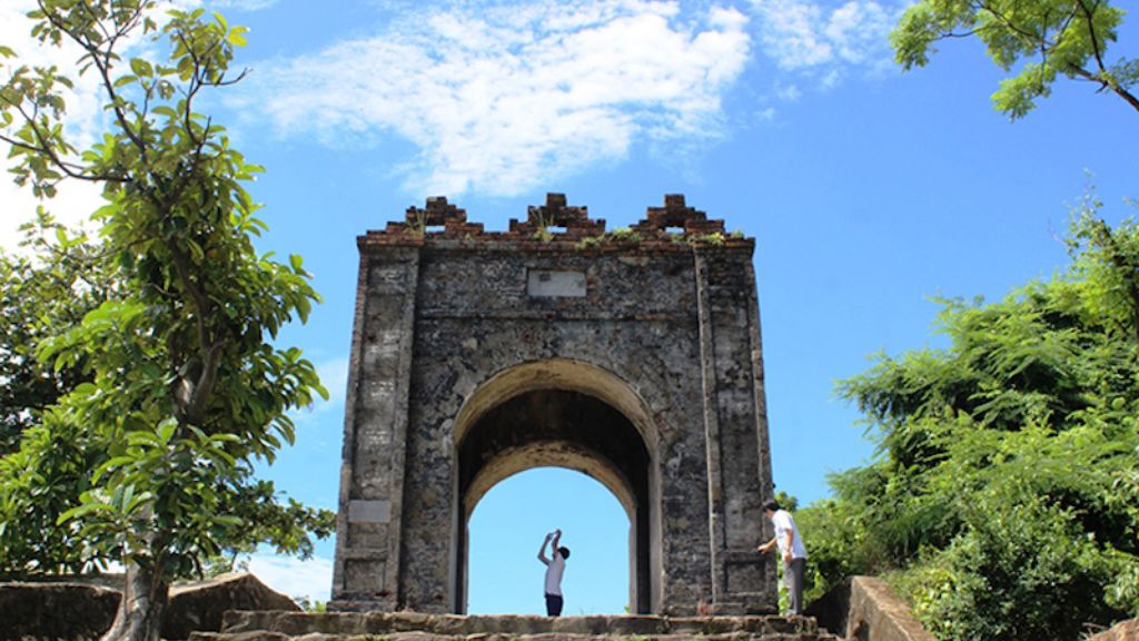 Tham quan Hoành Sơn Quan trong tour du lịch Quảng Bình