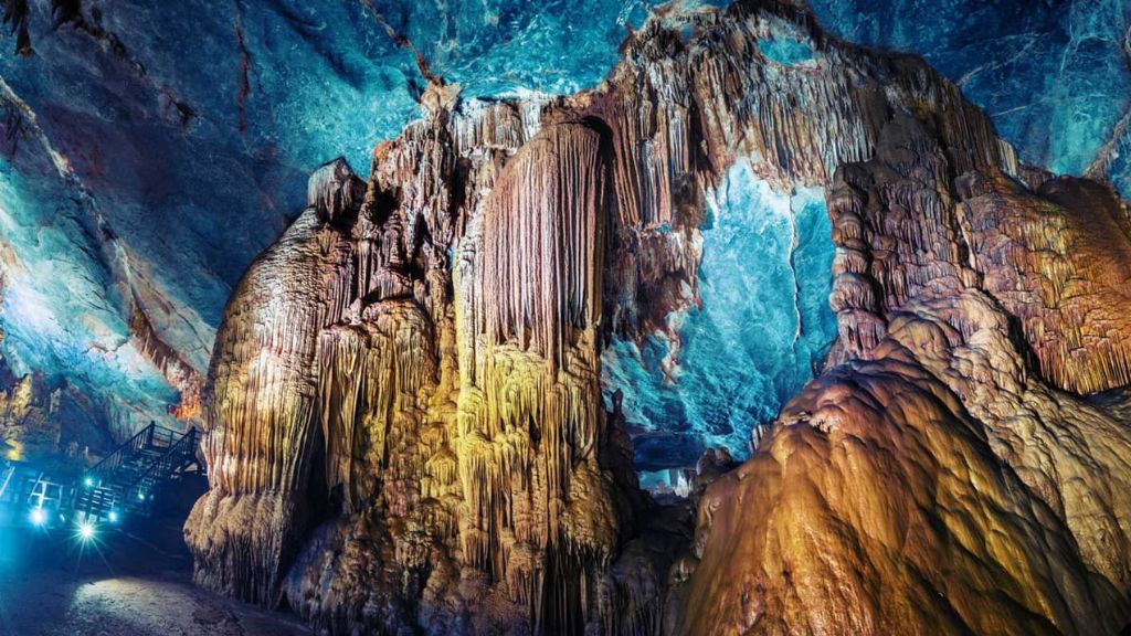 Tham quan động Thiên Đường trong tour du Quảng Bình