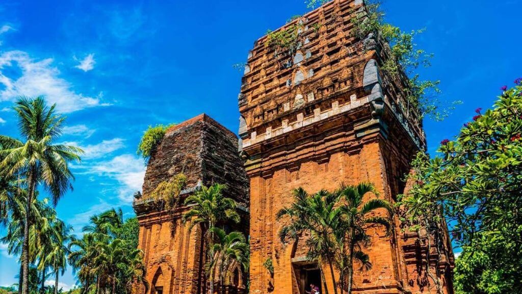 Di tích Tháp Đôi nổi tiếng