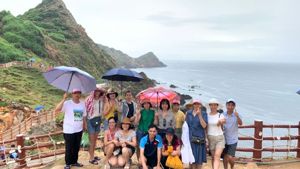 Đoàn khách Vietpower check in tại Eo Gió