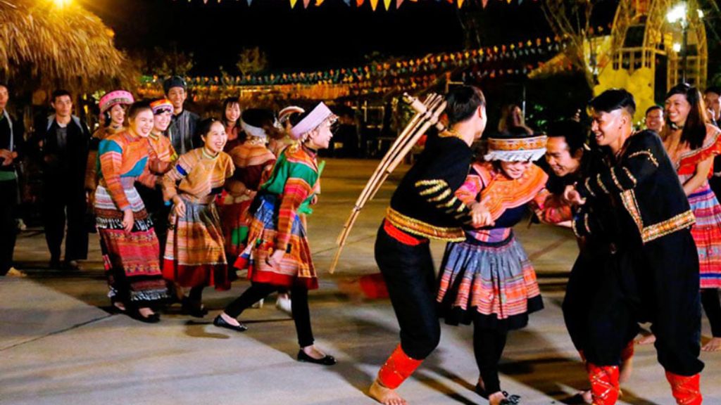 Chợ tình Sapa sôi động