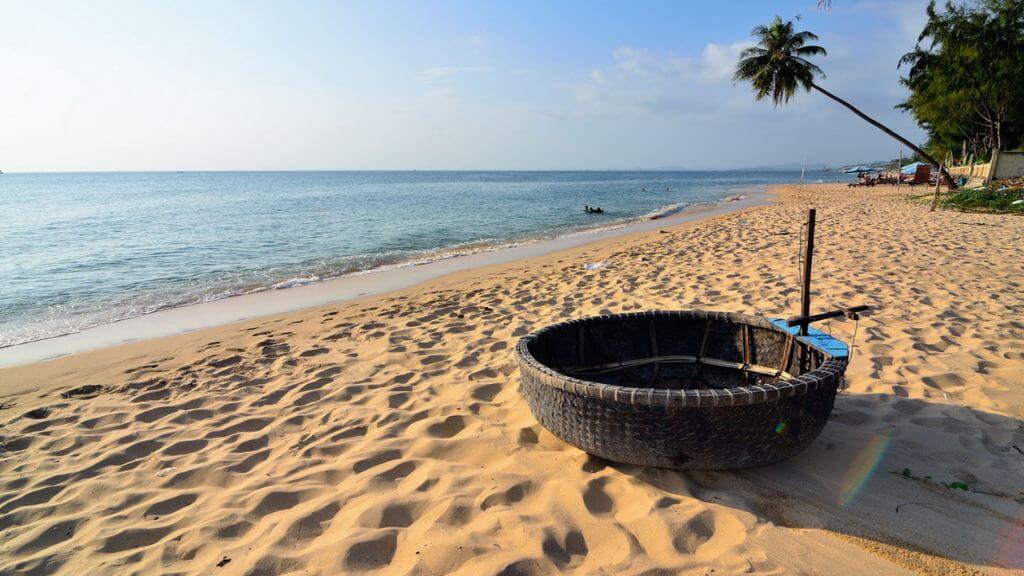 Tắm biển tại Bãi Cóc Vĩnh Hy
