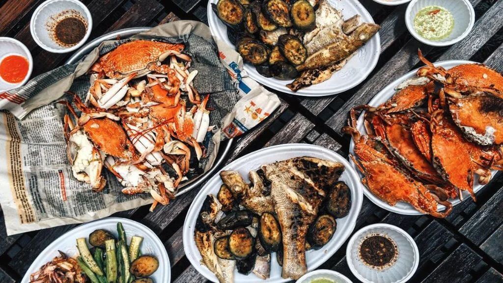 Thưởng thức hải sản tươi ngon tại bãi biển
