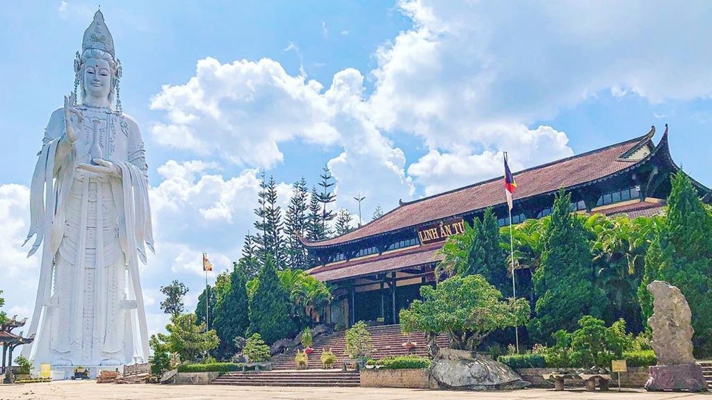 Chùa Linh Ấn Tự trong xanh và yên bình