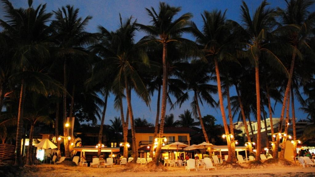 Biển Boracay trong ánh nến lung linh về đêm