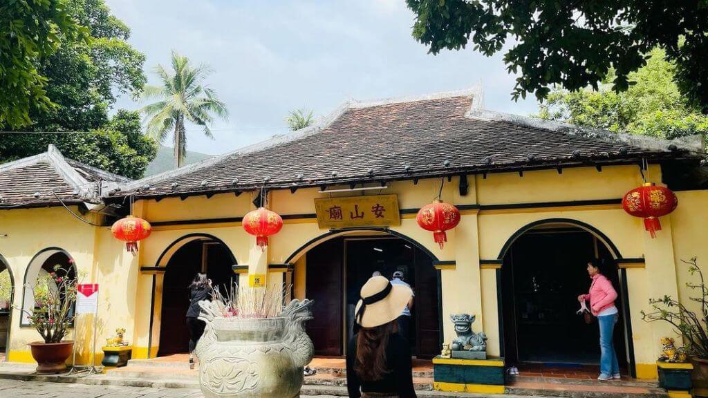 Đoàn chiêm bái Miếu Bà Phi Yến